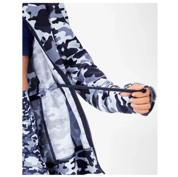 Fabletics Leah Navy Camo Oversized Hooded Sweatshirt - Picture 4 of 11